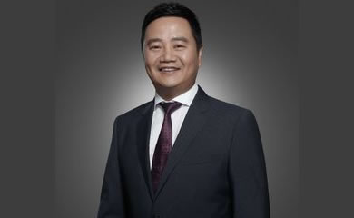 陶瓷艺术家陈明远在景德镇工作室创作