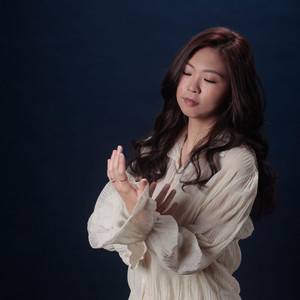 织物设计师李雅在苏州工作室进行缂丝创作