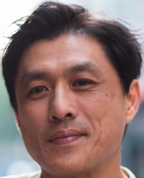 竹艺传承人王建在安吉工作室进行竹编创作